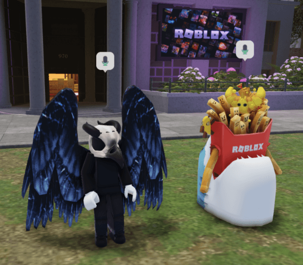 Twee Roblox avatars met microfoonsymbolen boven hun hoofd