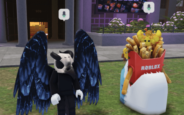 Twee Roblox avatars met microfoonsymbolen boven hun hoofd